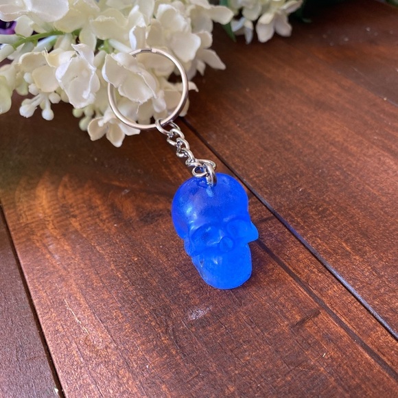 Handmade Resin Brilliant Blue Skull 3” Keychain Gothic Backpack Bag Charm NEW - Picture 3 of 8